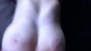 Amatőr tini lábfetish-szel levetkőzik és szopja a lábujjait