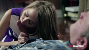 Pemandu sorak Riley Reid mendapatkan vaginanya yang ketat dientot oleh ayahnya
