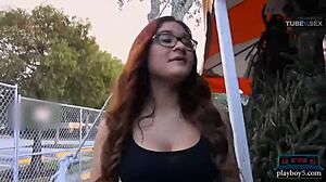 Grote borsten Latina tiener geeft een slordige blowjob en wordt geneukt