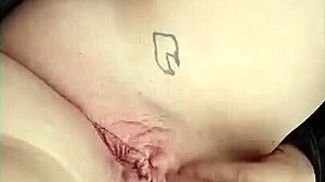 Tatuażowa laska w skórzanej spódnicy ma intensywny orgazm na miejscu publicznym