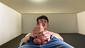 Ο έφηβος κατευθείαν αγόρι τραβάει το μεγάλο του πέος σε HD βίντεο