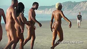Casal interracial tetona desfruta da nudez na praia