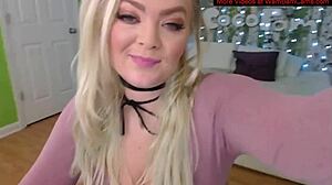 Seksi blondinka se sleče in kaže svoje velike joške v videu na spletu