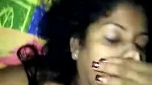 Amatőr barna nő uralkodik egy nagy fekete faszon Srí Lankán