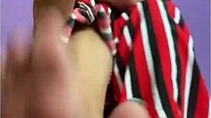 ロシアの熟女が自分の指でオーガズムに達する独占ビデオ