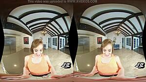 虚拟现实色情片,一个小巧的棕发少女在厨房里