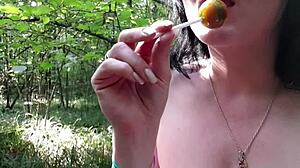 Сочная киска получает оргазм от пальцев в видео высокой четкости