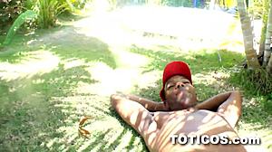 Interracial blowjob fra en dominikansk tenåring på plenen i en 18 år gammel video