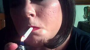 Britanska femdom Tina Snua uživa u fetišu pušenja