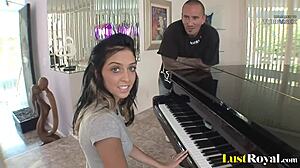 Stephanie Canes'in küçük göğüsleri piyano çalırken zıplıyor