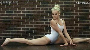 Blonde babe Tornaszkova memamerkan fleksibilitasnya dalam video solo