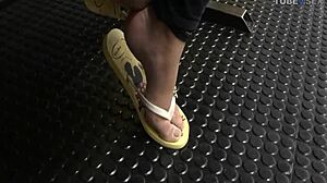Distracție cu fetișul de picioare cu o shemale italiană în metrou