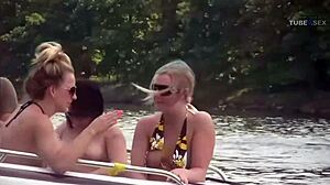 فتاة صغيرة تغري على قارب في فيديو عالي الدقة