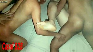 Skupina nadržených swingerů má divokou párty s dvojitou penetrací a análním sexu