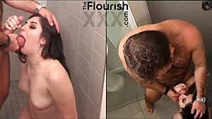 Afrikkalaiset mustat kaunottaret nauttivat ulkona kylpyhuoneessa seksistä