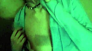 Teenagerin mit kleinen Titten wird in einem hausgemachten Video hart gefickt