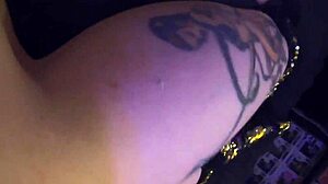 Nagy mellek és squirting akció karantén videóban tetovált csajjal