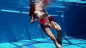 וידאו HD של טיפאני, נערת קעקועים, שמזיינת את הפטמה הצרה שלה בבריכה