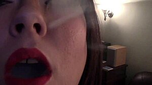 Почувствуйте острые ощущения от курения в этом HD-видео