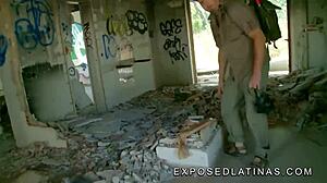 Een gringo wordt betrapt op het neuken van een geile Latina in een verlaten huis