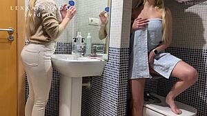 Teini-ikäinen seksikäs perse jää kiinni kamerasta kylpyhuoneessa