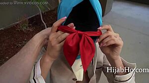 Une adolescente en hijab apprend à s'amuser