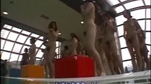 Donne giapponesi calde partecipano a un gioco subacqueo di fitness