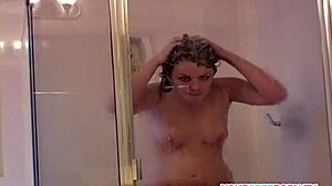 נערה שמנמנה מתקלחת במעונות הקולג' שלה