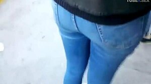 Action anale softcore avec une mince babe en jeans