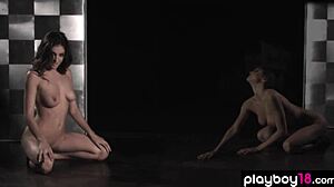 Сексуальная европейская красотка Жаклин Свельдберг раздевается, чтобы показать свои большие сиськи