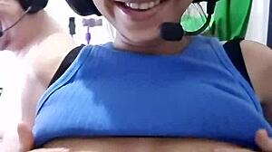 Eine Amateur-MILF mit riesigen Brüsten lässt ihre Muschi vor der Webcam melken