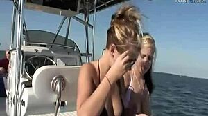 Naughty boat ride dengan remaja seksi yang mengidamkan wajah dan creampie
