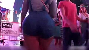 Latina berbokong besar memamerkan pantatnya yang juicy dalam seluar pendek yang ketat