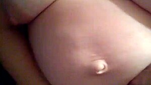 Tinas gravide mave bliver dækket af sæd