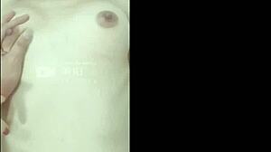 Горячая азиатская красотка показывает свое тело и мастурбирует на веб-камеру