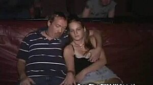 Sexe en groupe avec une ex-petite amie et un pervers anonyme dans une salle de cinéma porno