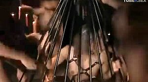 Escravo BDSM treinado em látex e bondage
