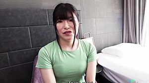 La adolescente japonesa Kaho muestra su coño afeitado y sus habilidades para masturbarse en un porno casero