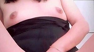 라틴계 여자친구의 긴 엉덩이를 가까이서 자위하는 장면