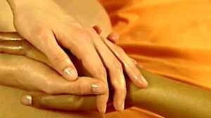 Intimná masáž sa mení na vášnivé milovanie v tomto indickom porno videu