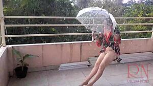 Una casalinga kinky gode della nudità pubblica e dell'altalena sotto la pioggia
