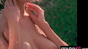 Polna prsi blondinka razkriva svoje velike lažne joške v solo videu