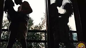 Amateurvriendin zuigt grote lul op het balkon in een romige verrassing