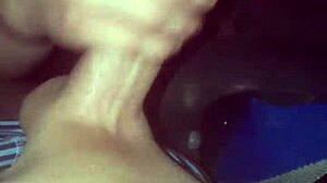 Une adolescente fait une fellation à son petit ami et avale sa sperme