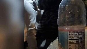 Una MILF nera amatoriale viene sorpreso mentre scopa in pubblico con una bottiglia