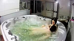 Europees amateur stel geniet van een sensueel bad en vingeren