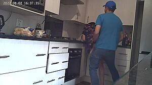 Une caméra cachée capture le comportement coquin des couples dans la cuisine