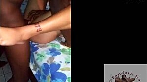 Adolescente caribeña recibe una mamada y una follada en un juego de sexo grupal