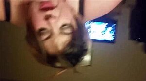 Una milf cicciona fa un pompino profondo sulla webcam