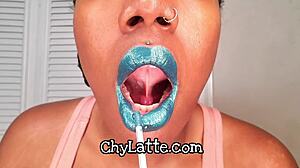 Prepárate para una exhibición deliciosa de amateurs negros con los labios llenos
